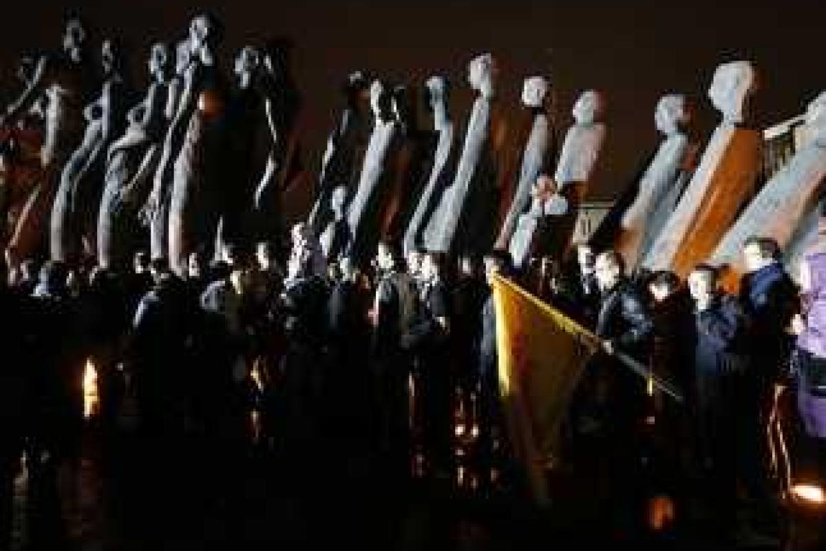 В Москве провели акцию скорби по погибшим на Донбассе В Москве провели акцию скорби по погибшим на Донбассе