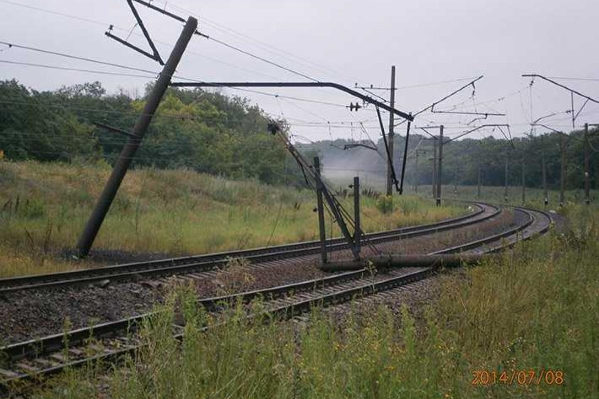 Энергетики занимаются восстановлением электроснабжения железной дороги 