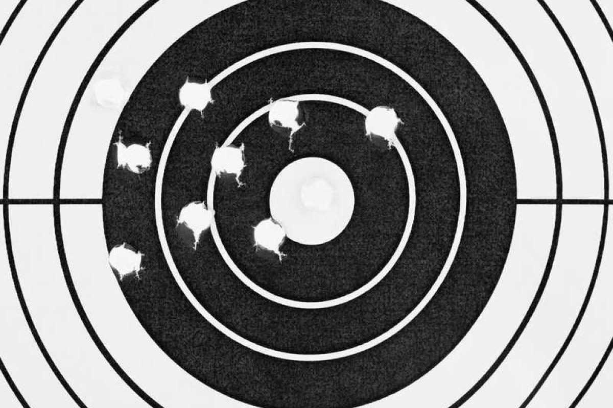 Луганские боевики отрабатывают навыки стрельбы в городском парке