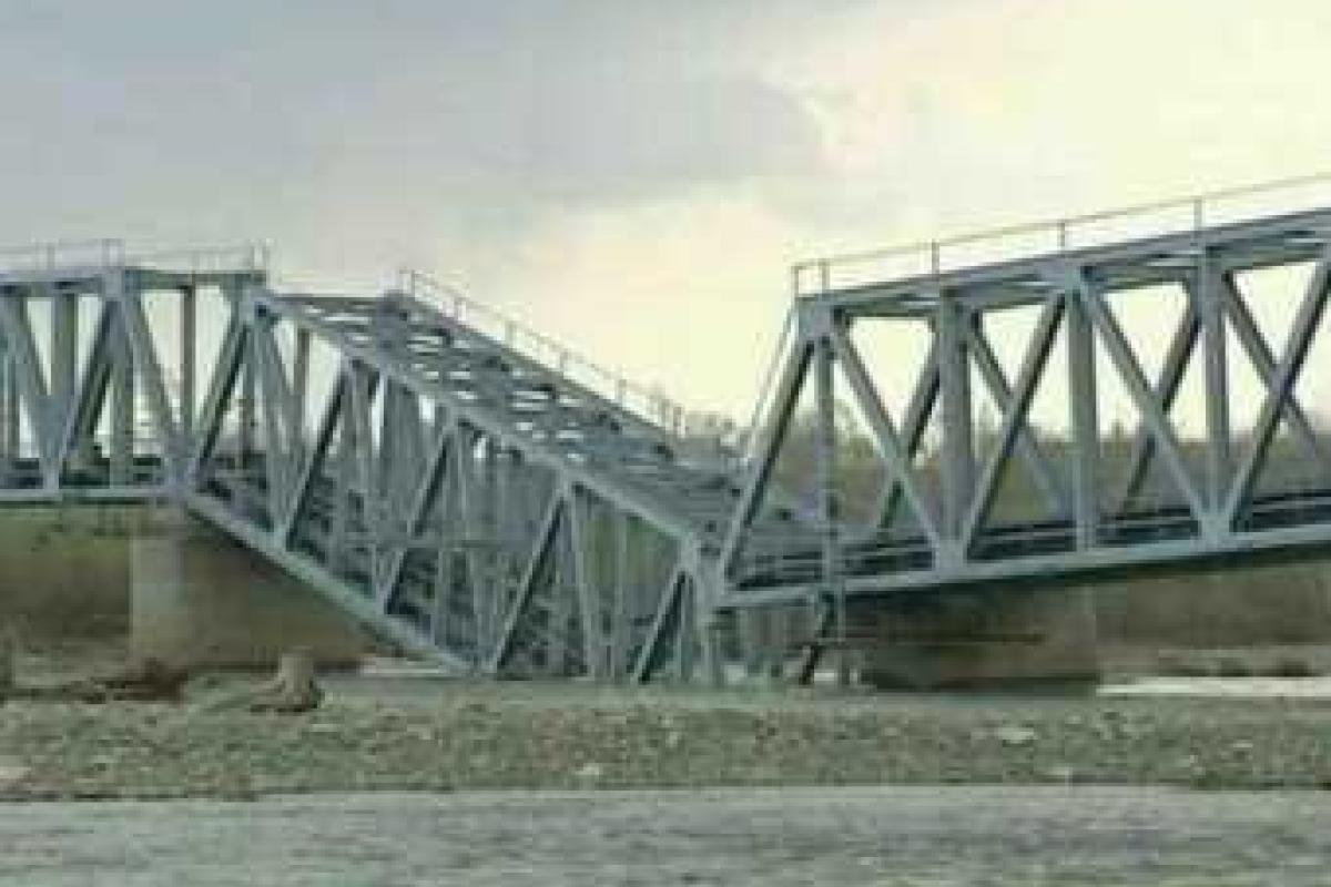 "Укрзализныця" восстанавливает железнодорожный мост в Лисичанске