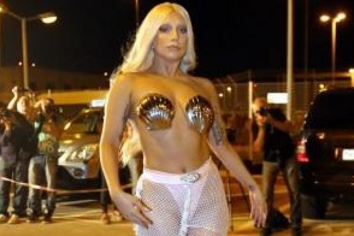 Откровенный наряд Леди Гага шокировал греков Откровенный наряд Леди Гага шокировал греков