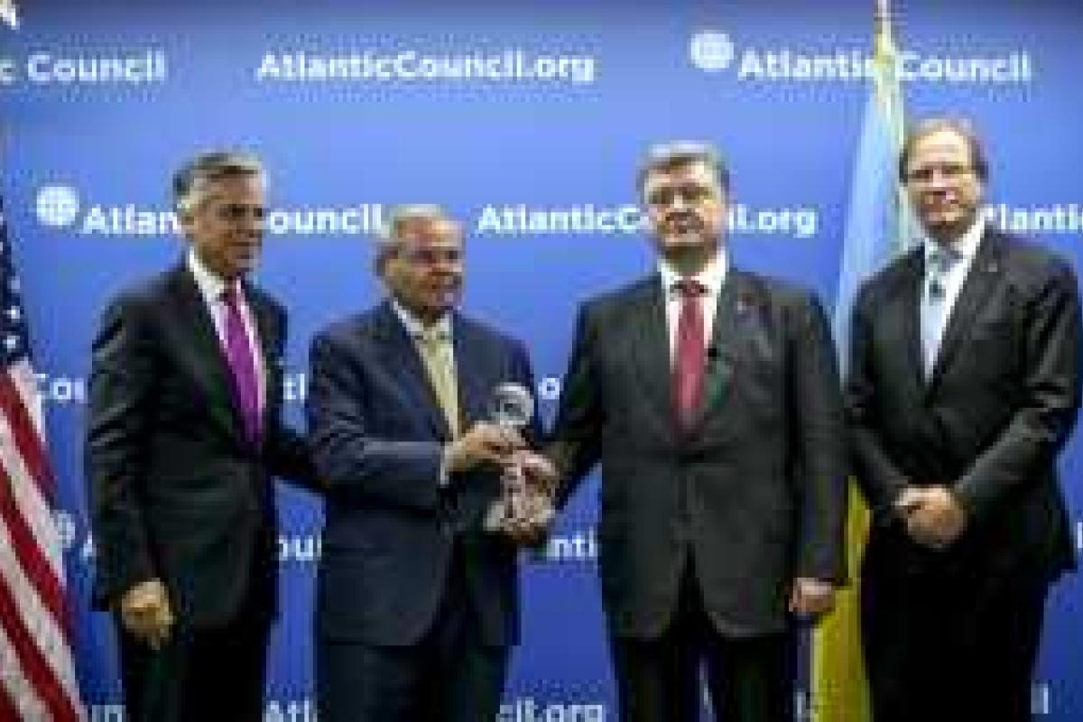 Порошенко получил престижную награду от "Атлантического Совета США" Порошенко получил престижную награду от "Атлантического Совета США"