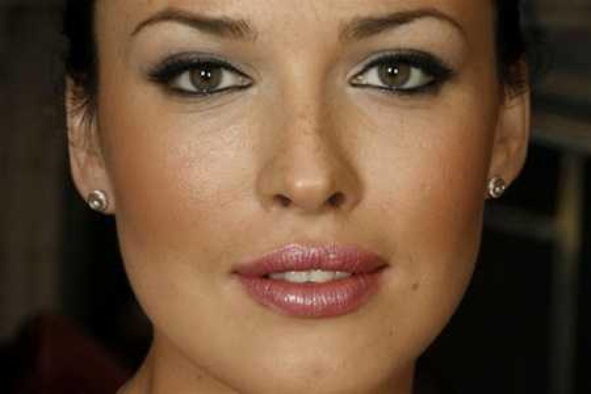 Даша Астафьева решила целоваться на улицах различных городов Даша Астафьева решила целоваться на улицах различных городов