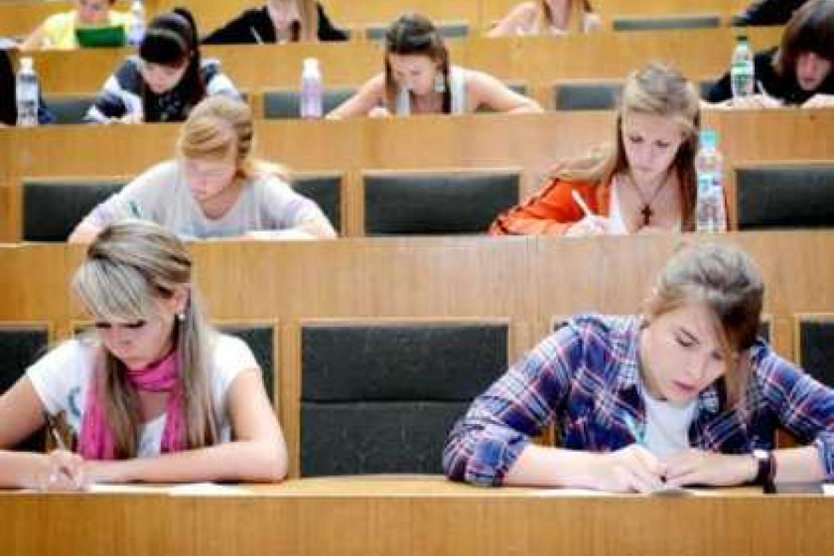 Необходимо принять решение о том, каким образом, кому и на каких основаниях выплачивать стипендии - Яценюк