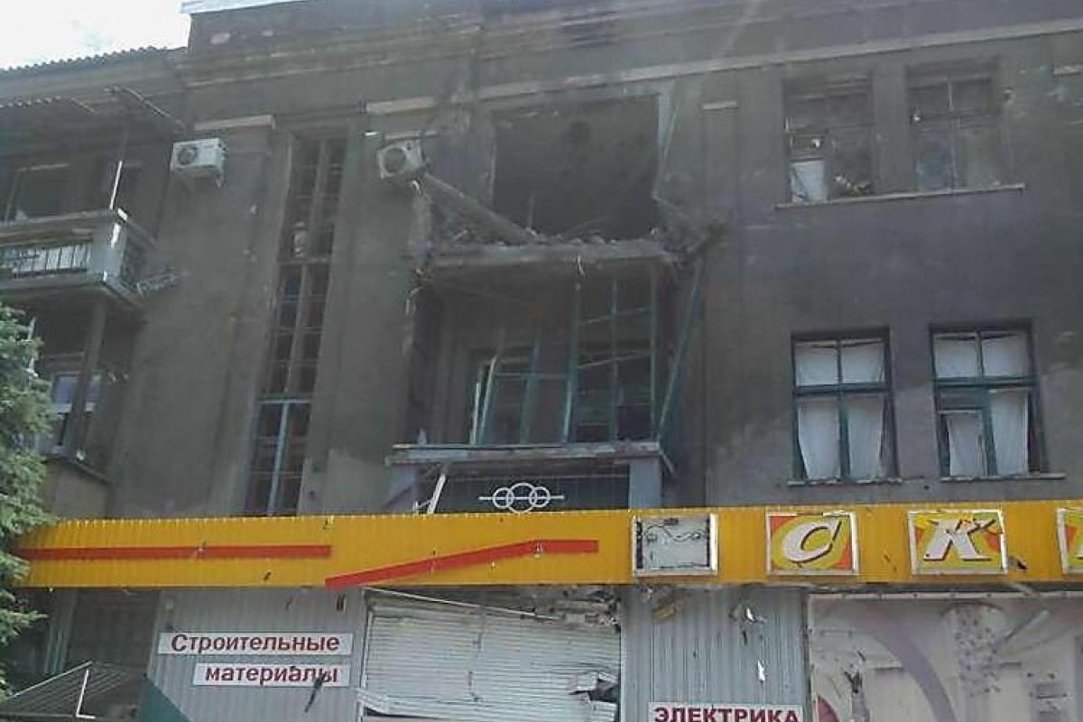 Городской субботник провели в разрушенном Луганске Городской субботник провели в разрушенном Луганске