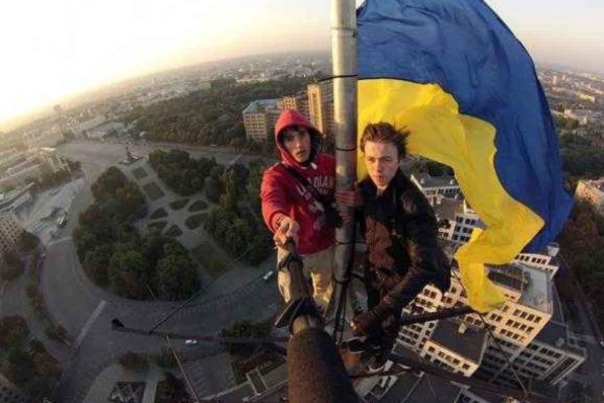 Харьковская молодежь украшает высотки города флагами Украины