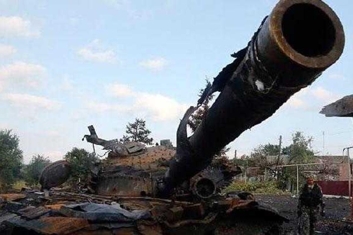 Российские войска под Мариуполем пустили в бой танки Российские войска под Мариуполем пустили в бой танки