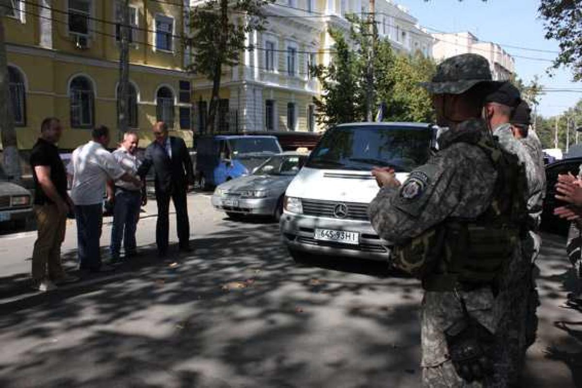 Бойцы николаевского спецбатальона милиции получили в подарок "Мерседес"