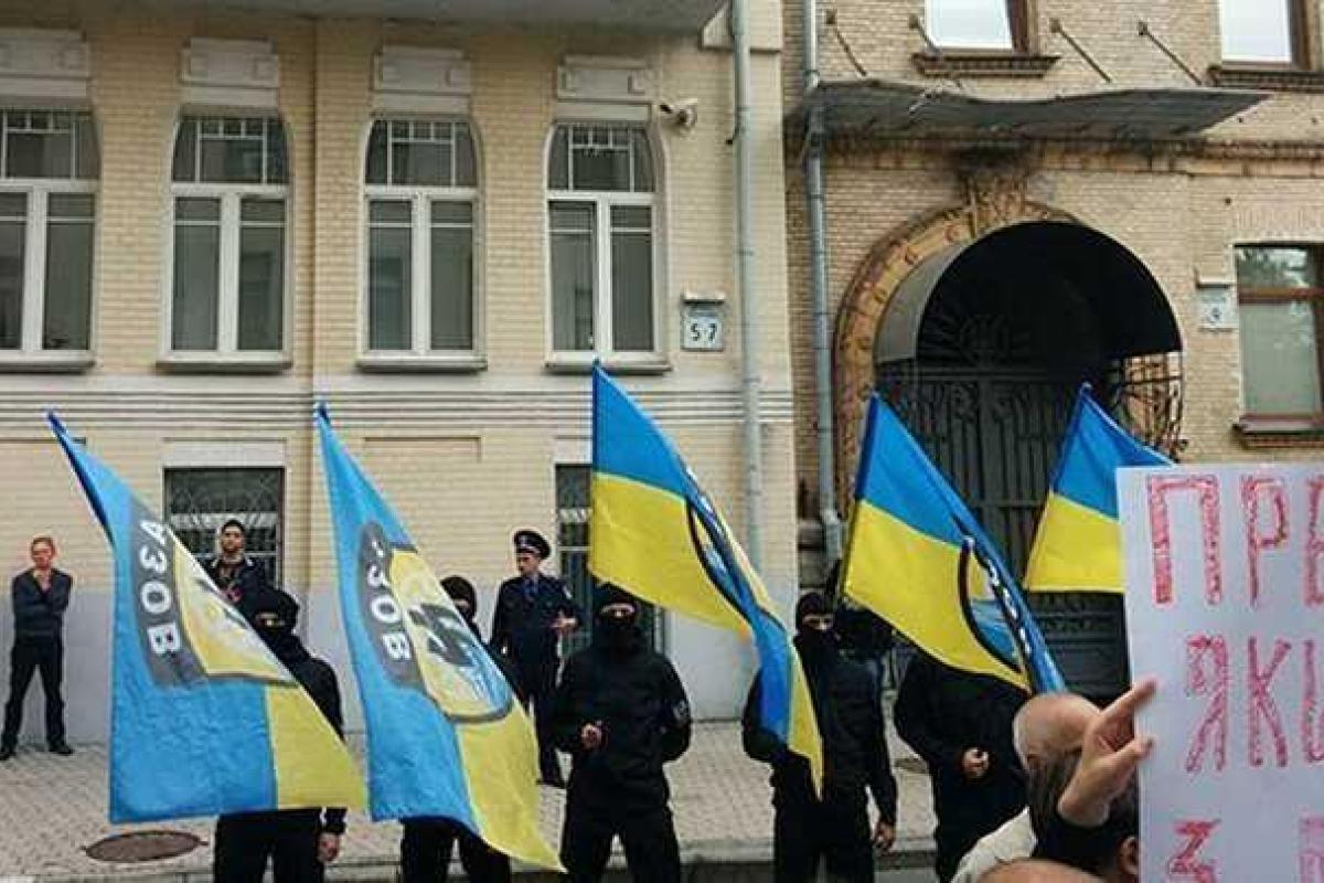 Администрацию президента пикетируют бойцы добровольческих батальонов Администрацию президента пикетируют бойцы добровольческих батальонов