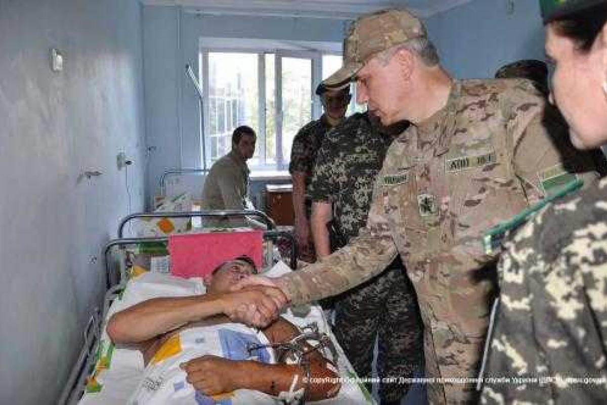 Председатель Госпогранслужбы посетил раненых пограничников