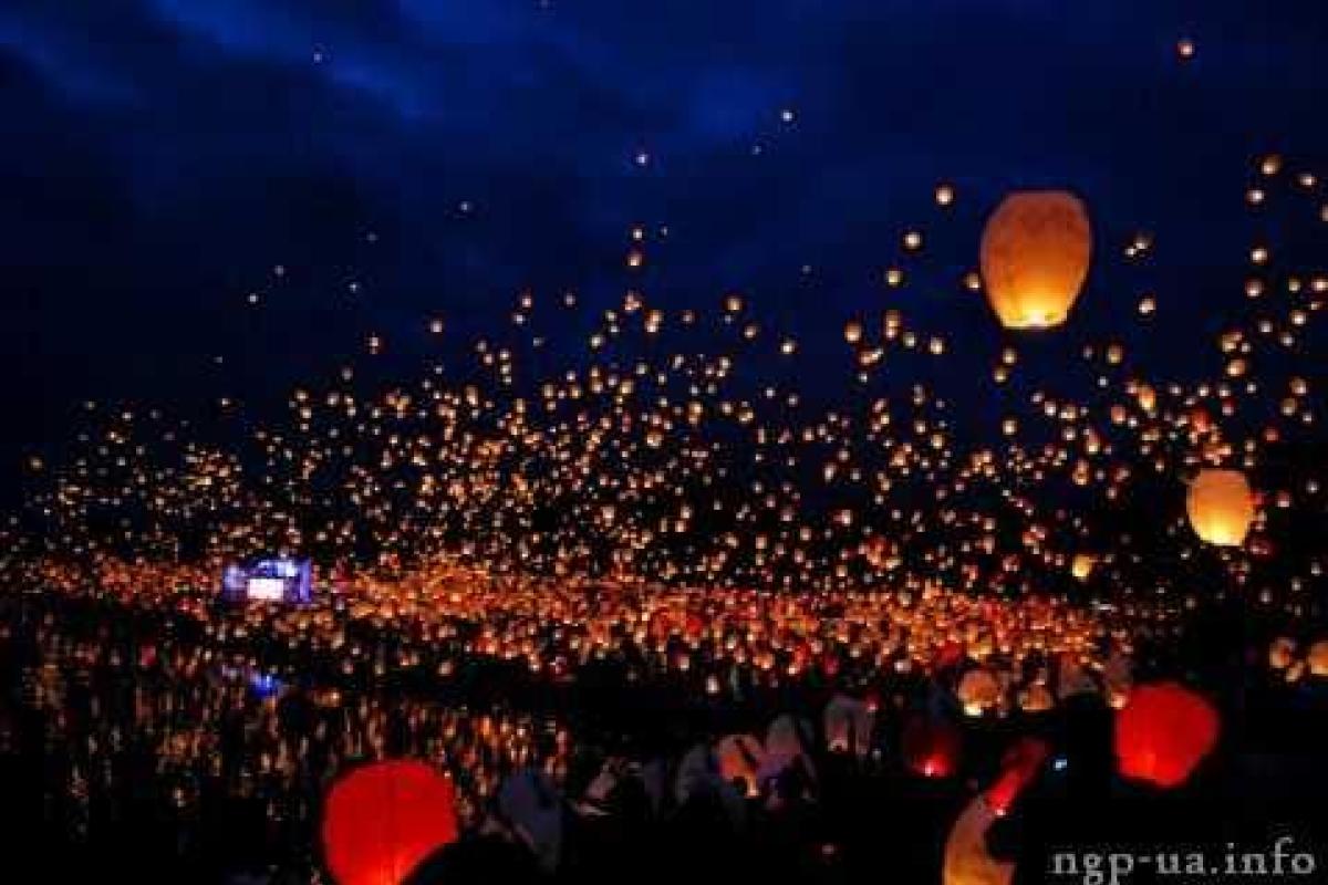 Более 18 тысяч воздушных фонариков взмыло в небо над Хмельницком 
