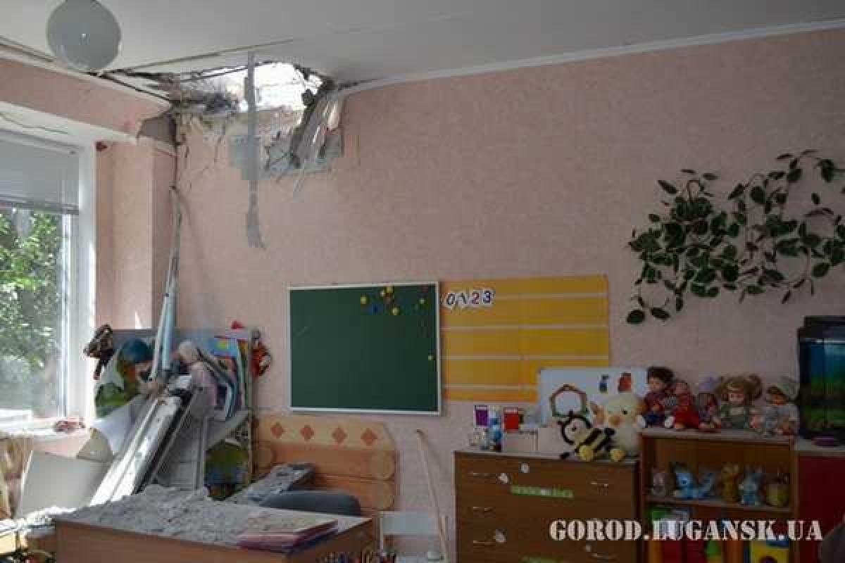Луганск общими усилиями горожан восстанавливается после обстрелов