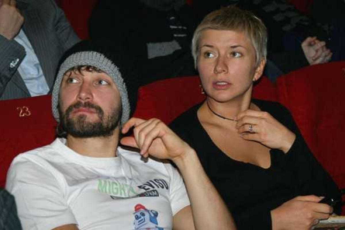 Солист UMA2RMAH открыто ушел из семьи и тайно женился Солист UMA2RMAH открыто ушел из семьи и тайно женился