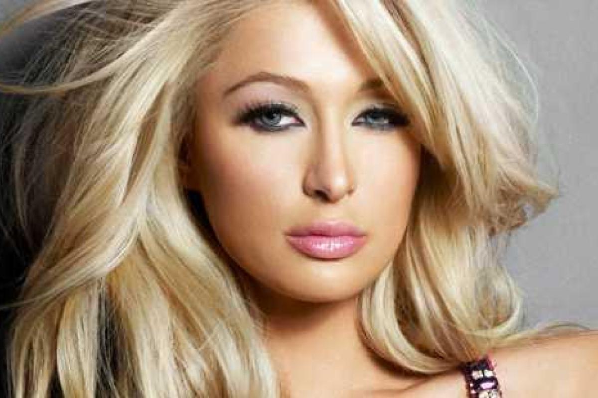 Пэрис Хилтон спит со своей собакой