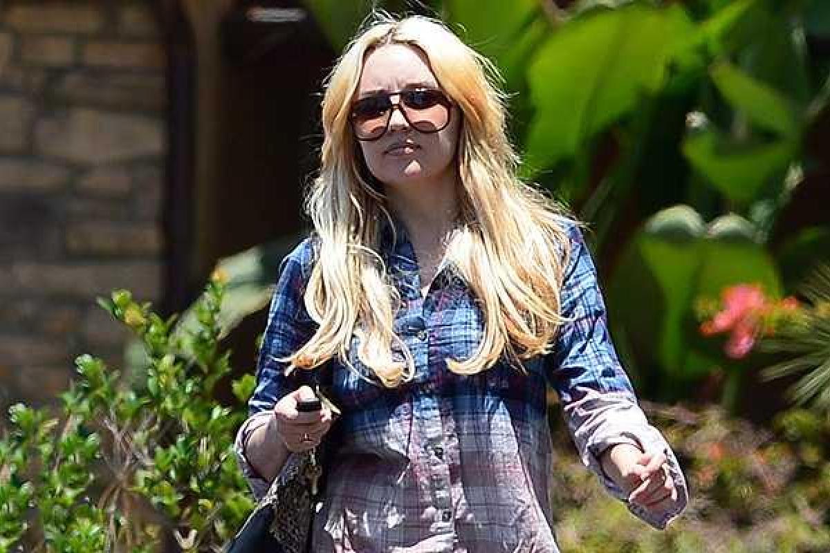 Скандальная американская актриса вцепилась в шею фанатки Скандальная американская актриса вцепилась в шею фанатки