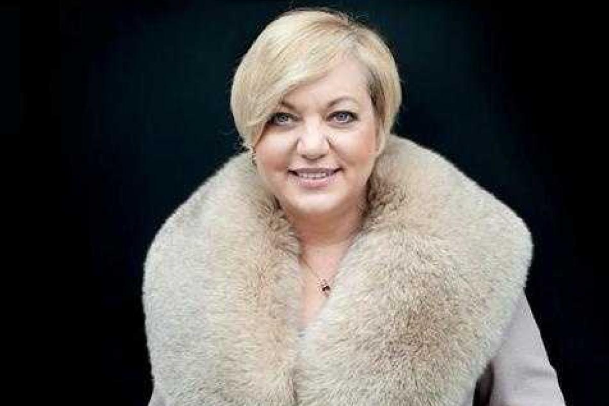 Главе Нацбанка придется очищать свой дом от краски и яиц