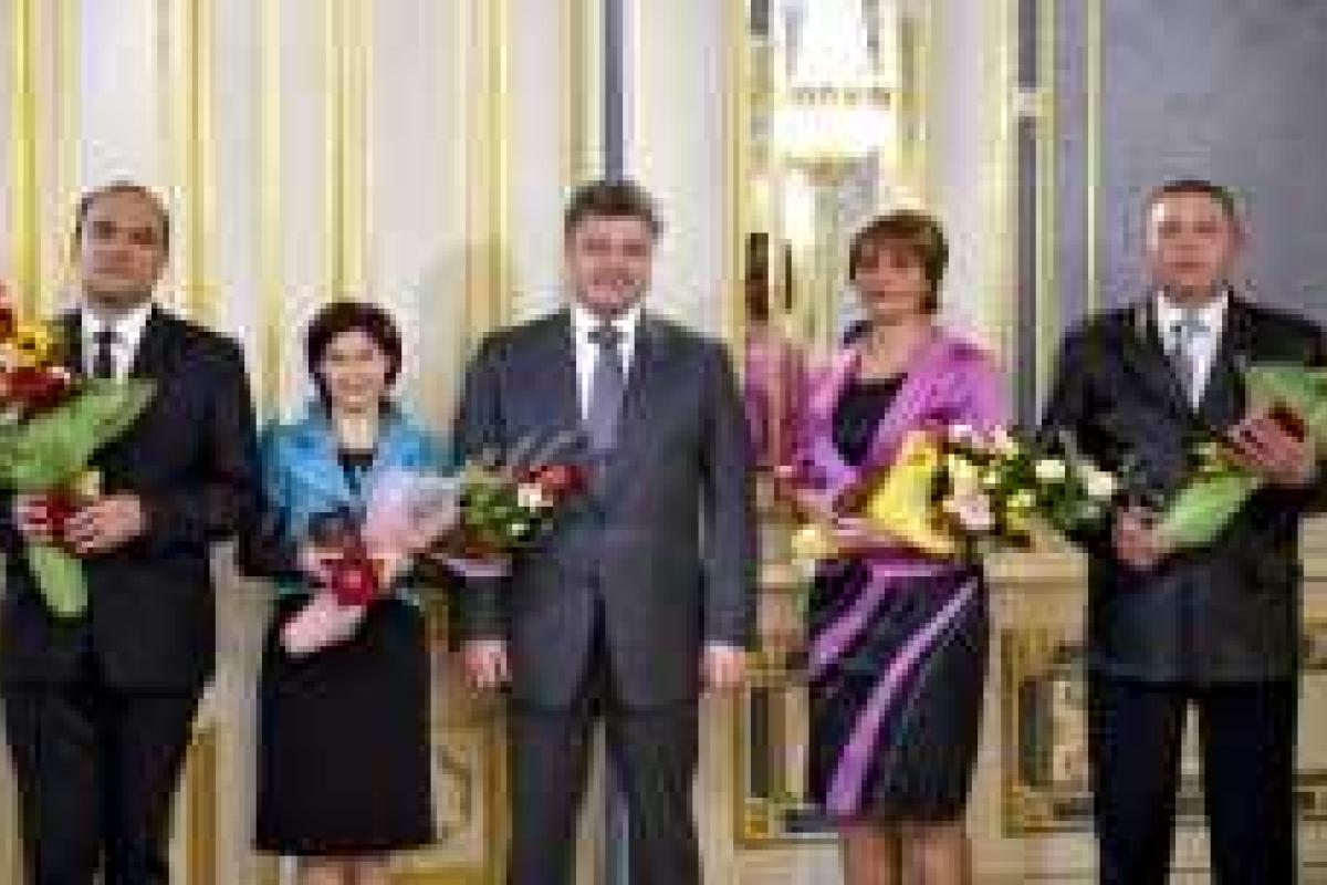 Президент Украины поздравил педагогов и вручил госнаграды Президент Украины поздравил педагогов и вручил госнаграды