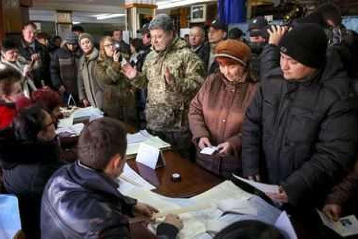 Порошенко проинспектировал защитные сооружения и ход голосования на Донетчине Порошенко проинспектировал защитные сооружения и ход голосования на Донетчине