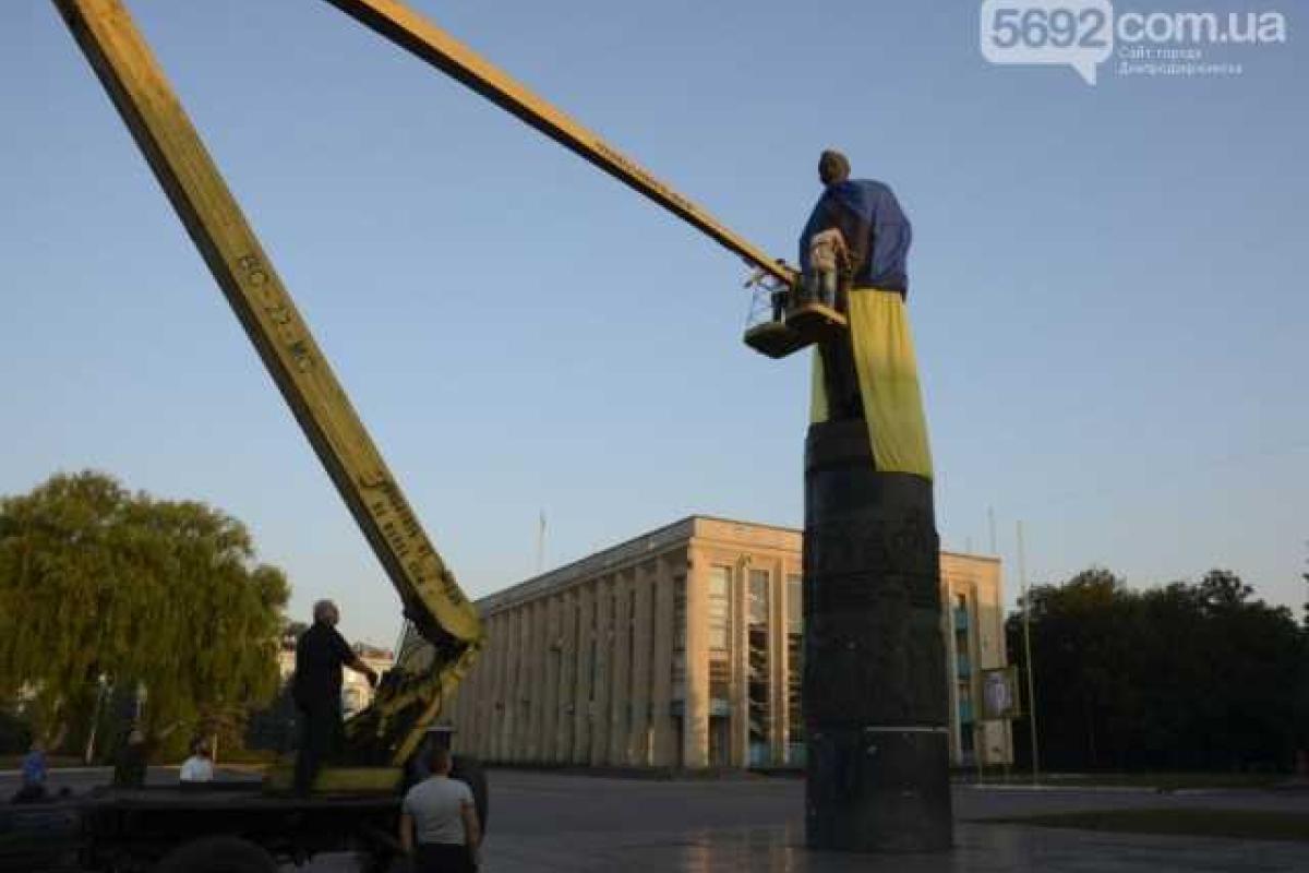 Украинские активисты "украсили" памятник Дзержинского Украинские активисты "украсили" памятник Дзержинского
