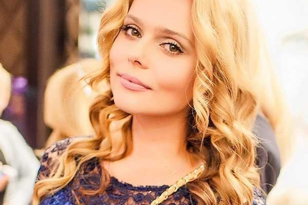 Блондинка из группы "Блестящие" стала преподавателем МГУ