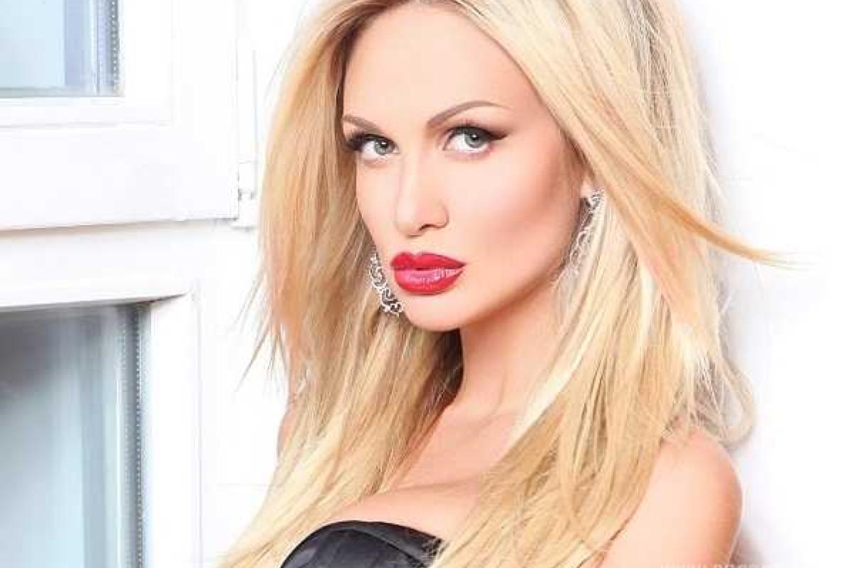 Фотомодель Викторию Лопыреву сняли с самолета прямо перед вылетом Фотомодель Викторию Лопыреву сняли с самолета прямо перед вылетом