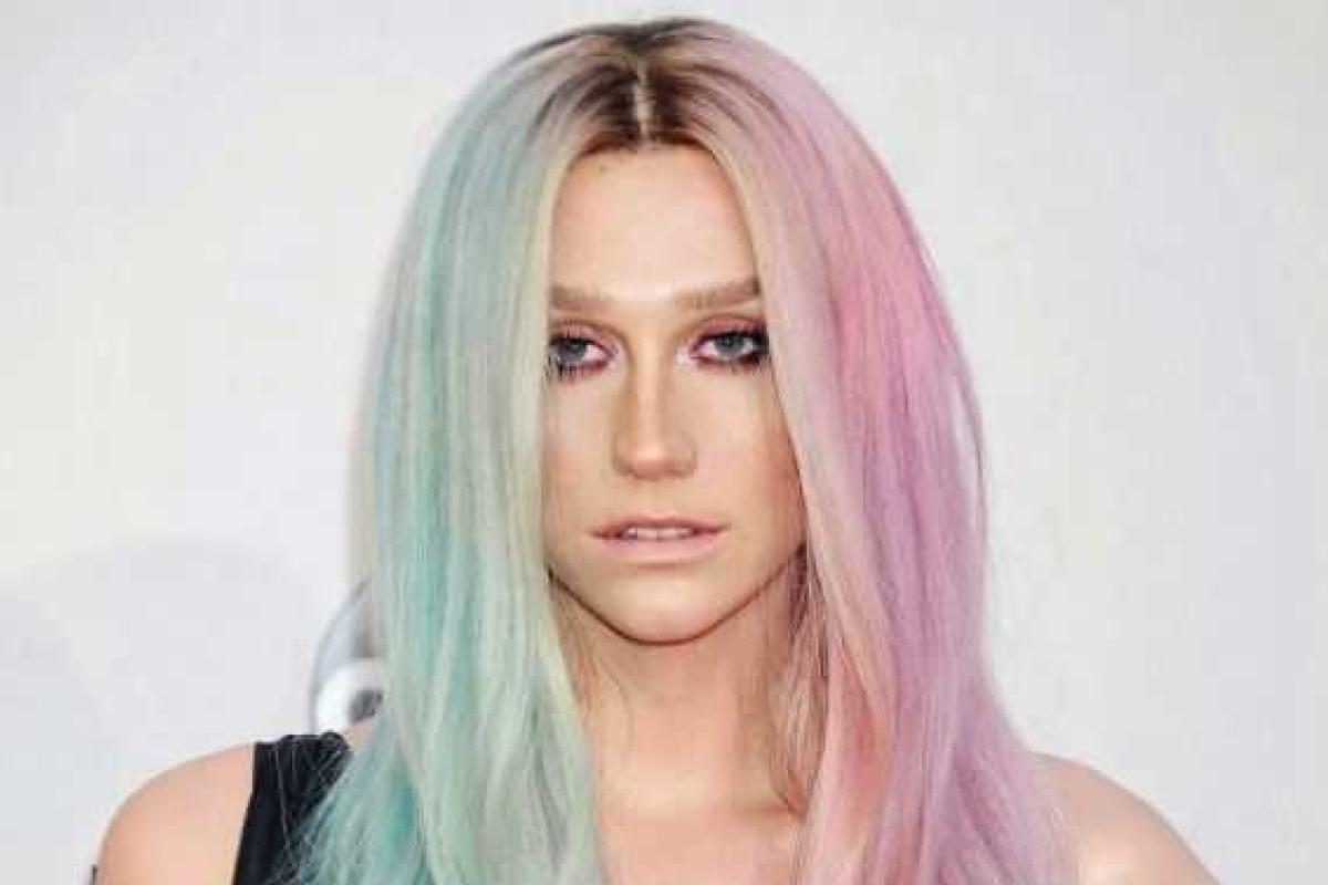 Певица Kesha похвасталась загорелыми ножками Певица Kesha похвасталась загорелыми ножками