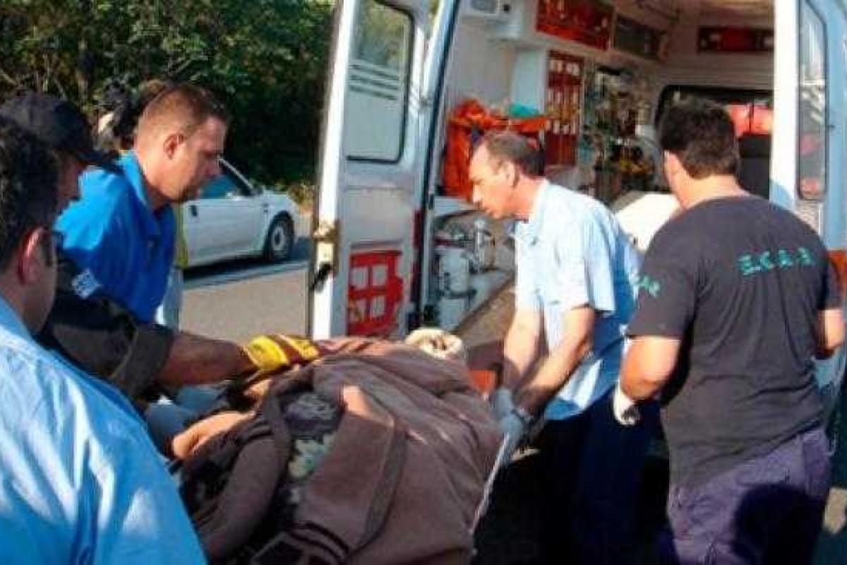 Водитель грузового авто протаранил пробку, калеча людей и технику Водитель грузового авто протаранил пробку, калеча людей и технику