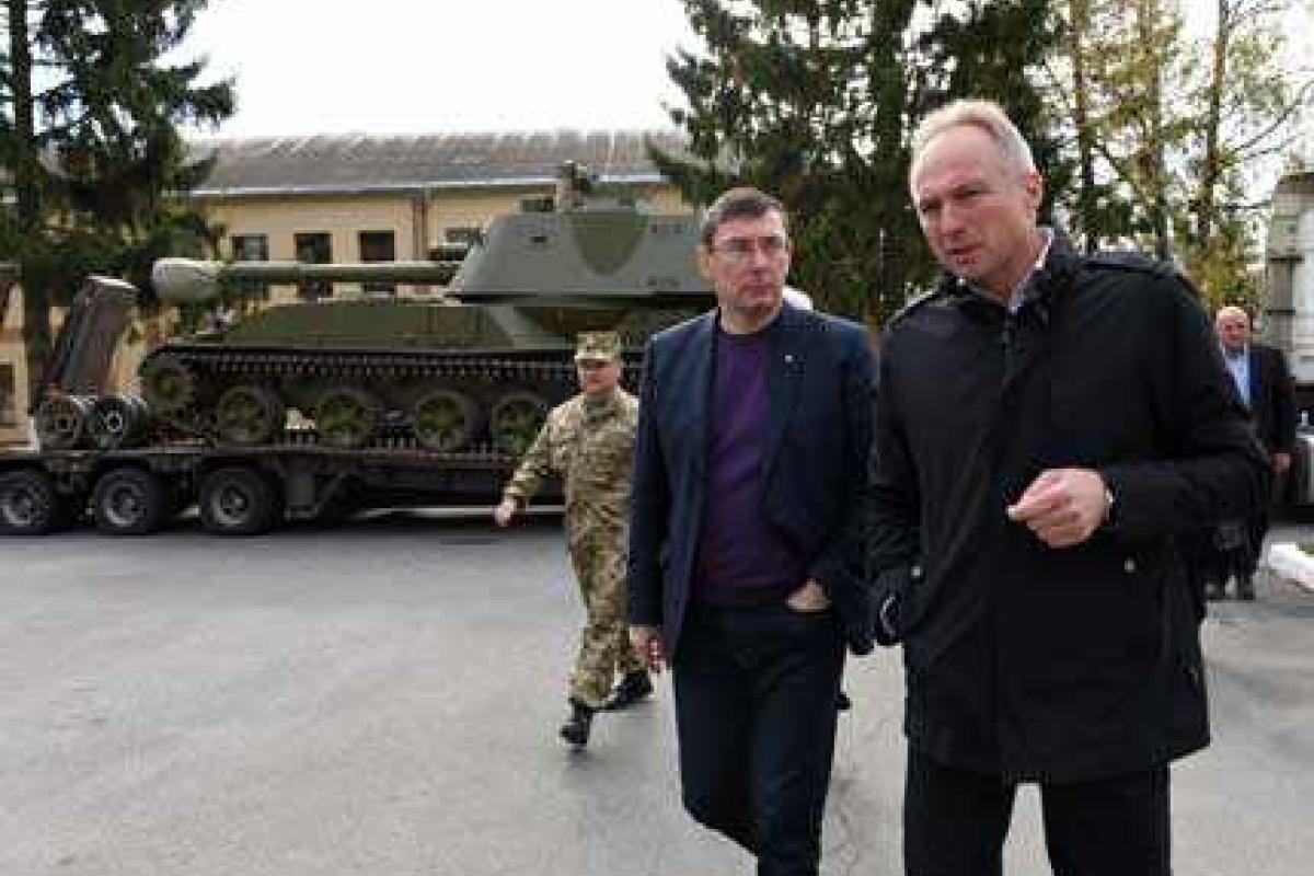 Луценко посетил предприятие, восстанавливающее артиллерийские системы для ВСУ Луценко посетил предприятие, восстанавливающее артиллерийские системы для ВСУ