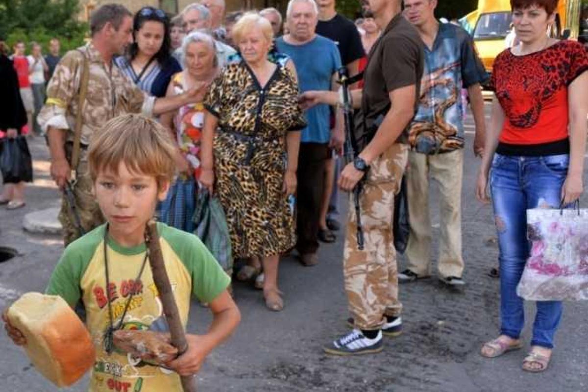 В Луганске возобновляют работу магазины, рынки и АЗС В Луганске возобновляют работу магазины, рынки и АЗС