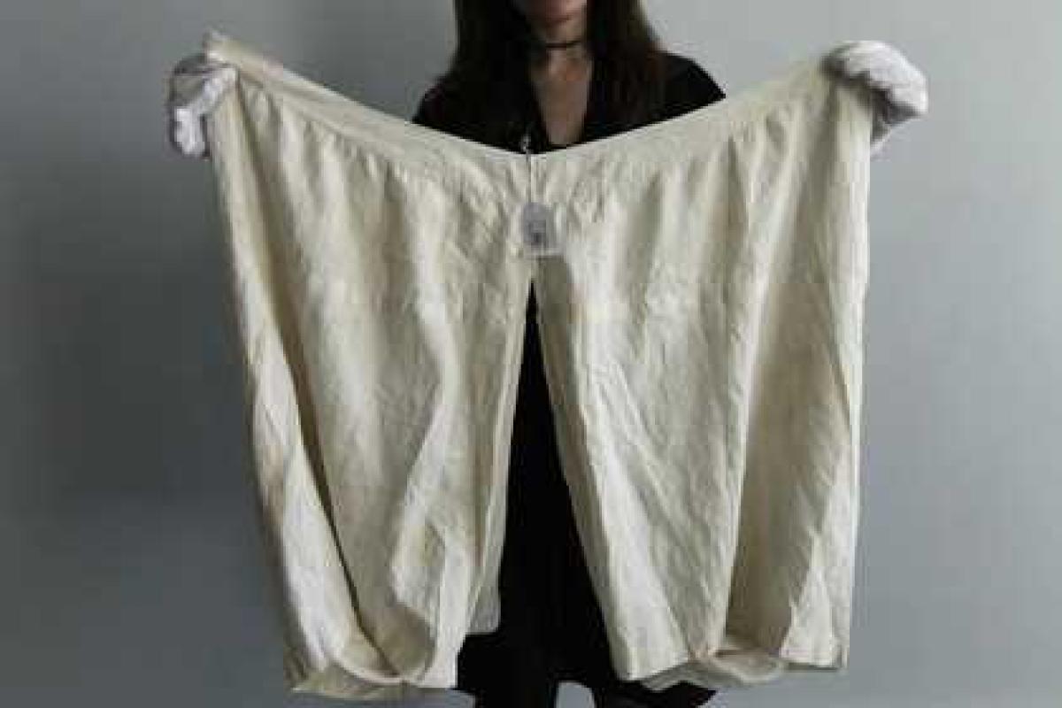 В Великобритании на аукционе выставлены 100-летние панталоны