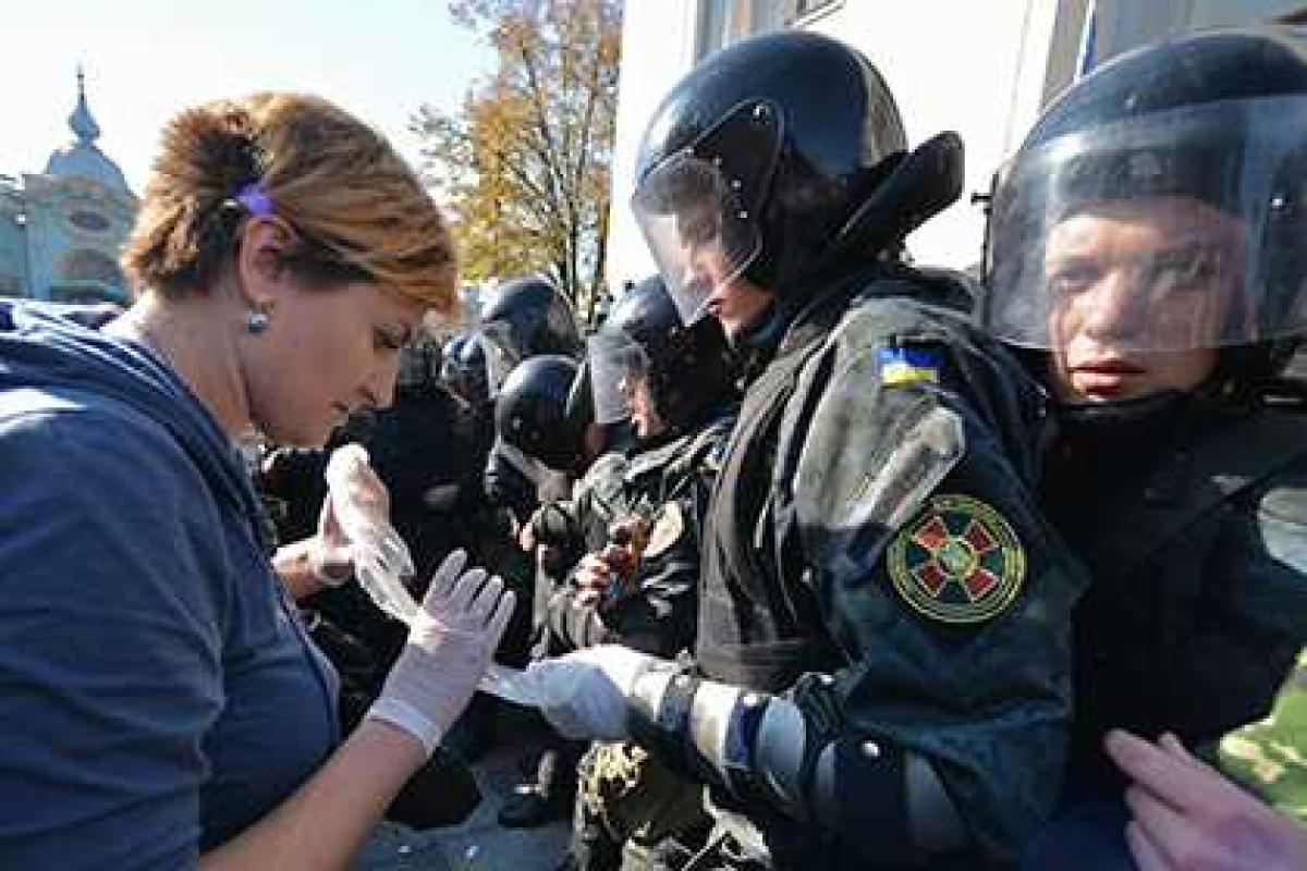 В заварушке возле ВРУ милиционерам разбили головы и сломали руки В заварушке возле ВРУ милиционерам разбили головы и сломали руки