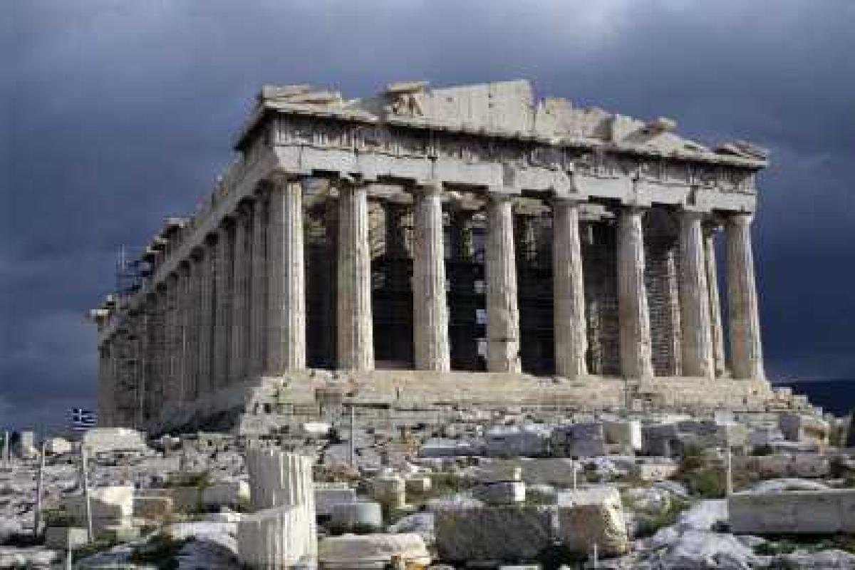 Молодые люди из России занимались спортом на стене Акрополя