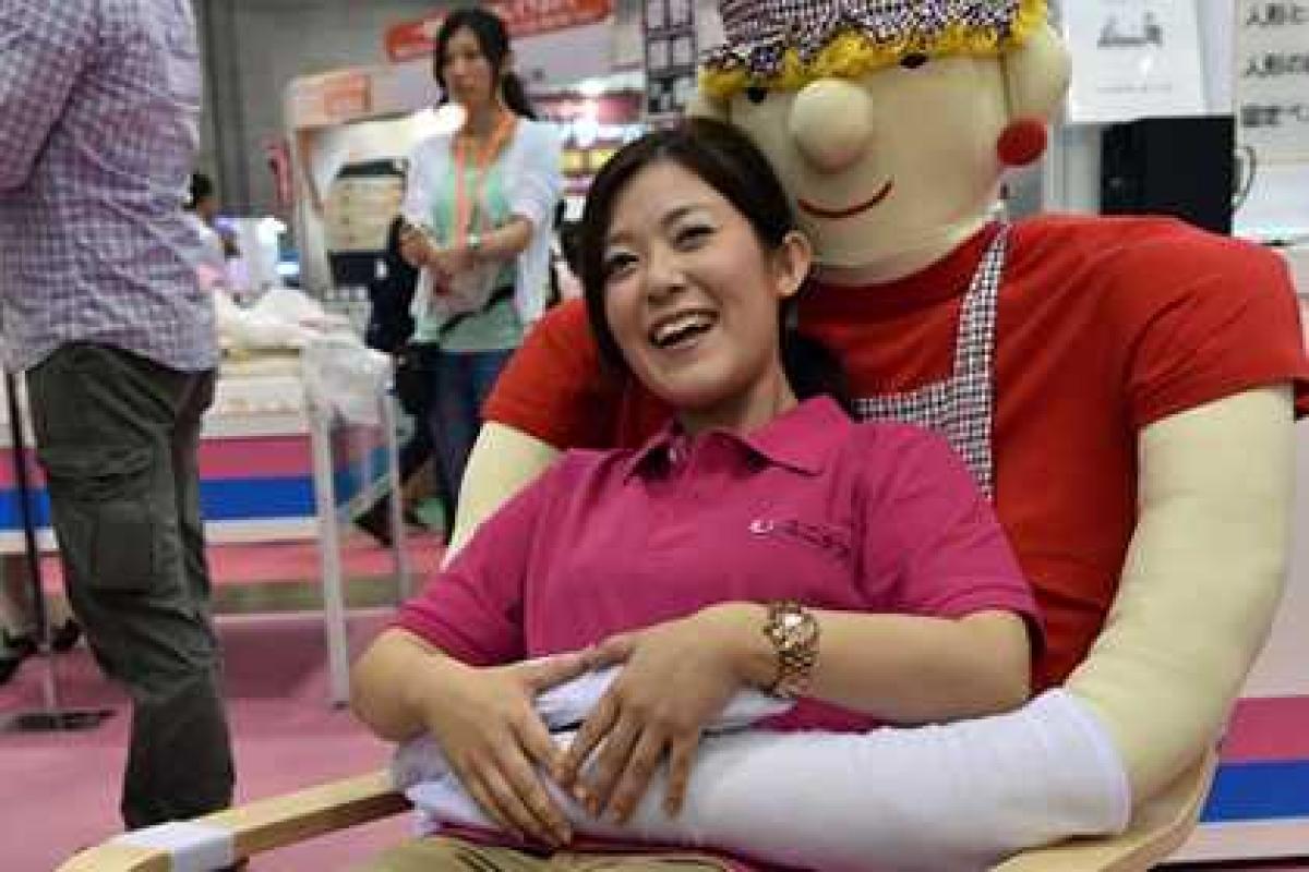 В Японии для одиноких пожилых людей создали кресло-"обнимашку" В Японии для одиноких пожилых людей создали кресло-"обнимашку"