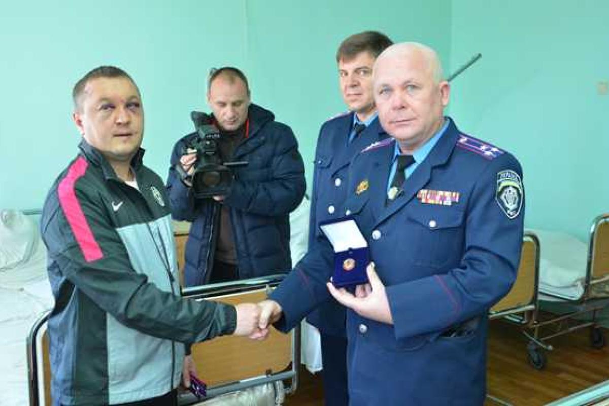 Милиционер, защищая избирательную документацию, "заработал" очередное звание Милиционер, защищая избирательную документацию, "заработал" очередное звание