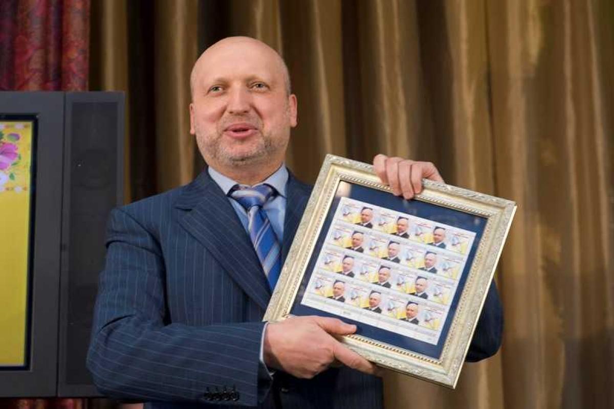 Турчинов поздравил работников "Укрпочты" с профессиональным праздником