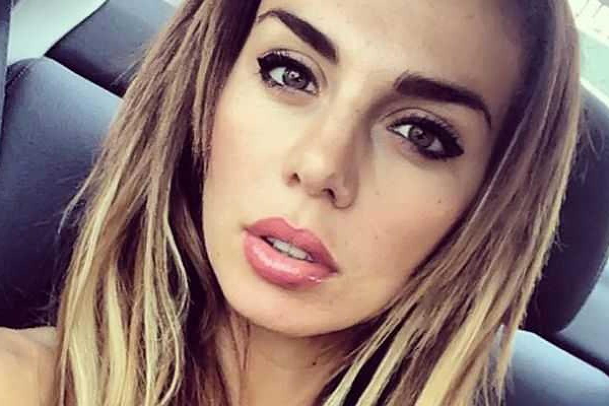 Аня Седокова отшила раскритиковавшую ее поклонницу Аня Седокова отшила раскритиковавшую ее поклонницу