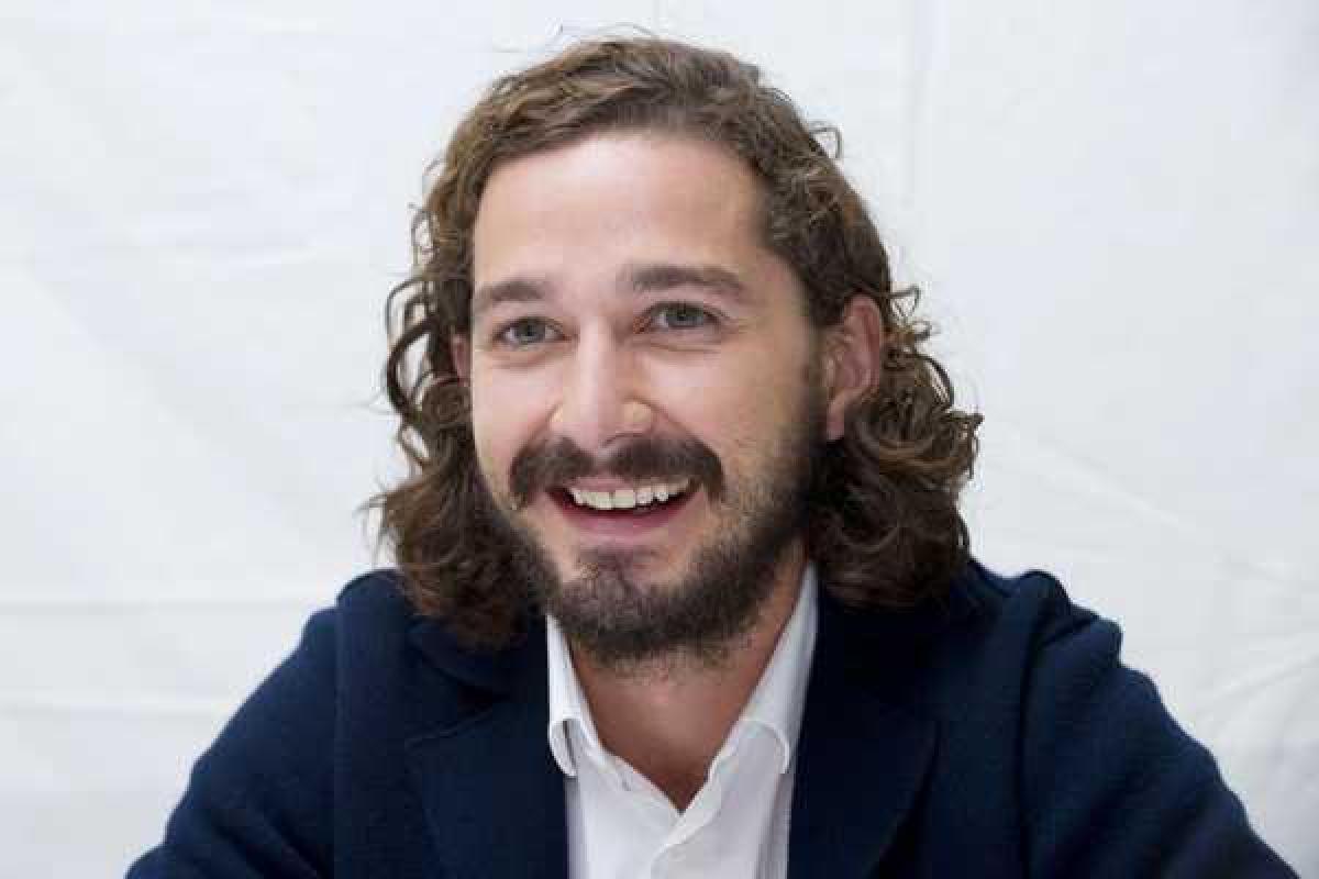 Голливудский актер прогулялся по городу в розовых лосинах Голливудский актер прогулялся по городу в розовых лосинах