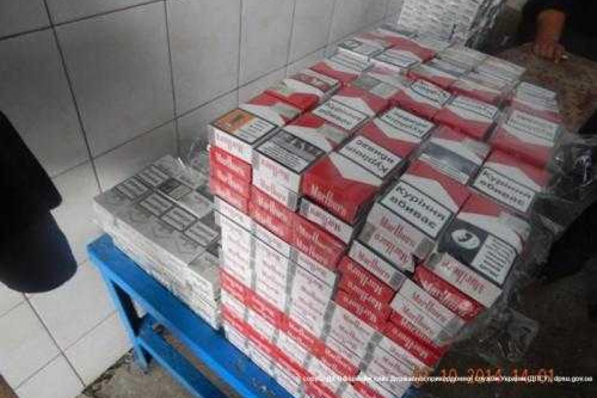 Предприимчивый украинец "заправлял" свой "Mercedes" импортными сигаретами Предприимчивый украинец "заправлял" свой "Mercedes" импортными сигаретами