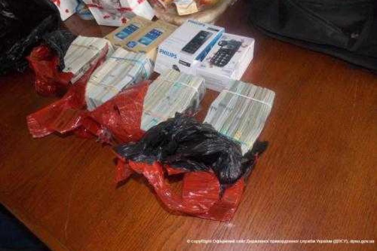 Украинец между рубашек и носков пытался ввезти в страну 320 тысяч US$ 