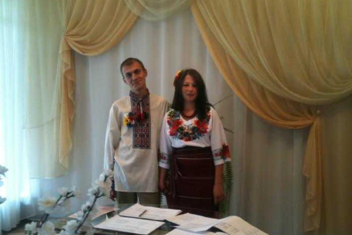 Свадьба в вышиванках за колючей проволокой
