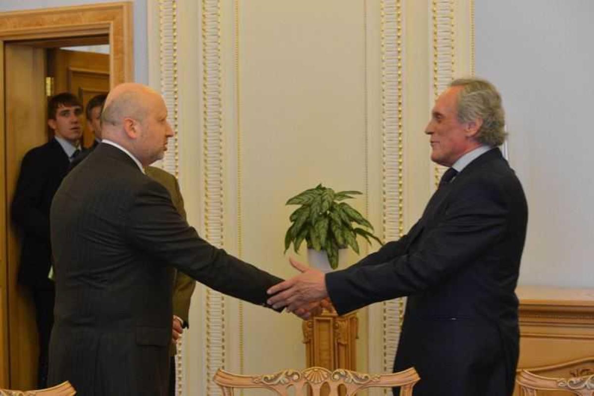 Турчинов провел встречу с группой австрийских парламентариев и промышленников