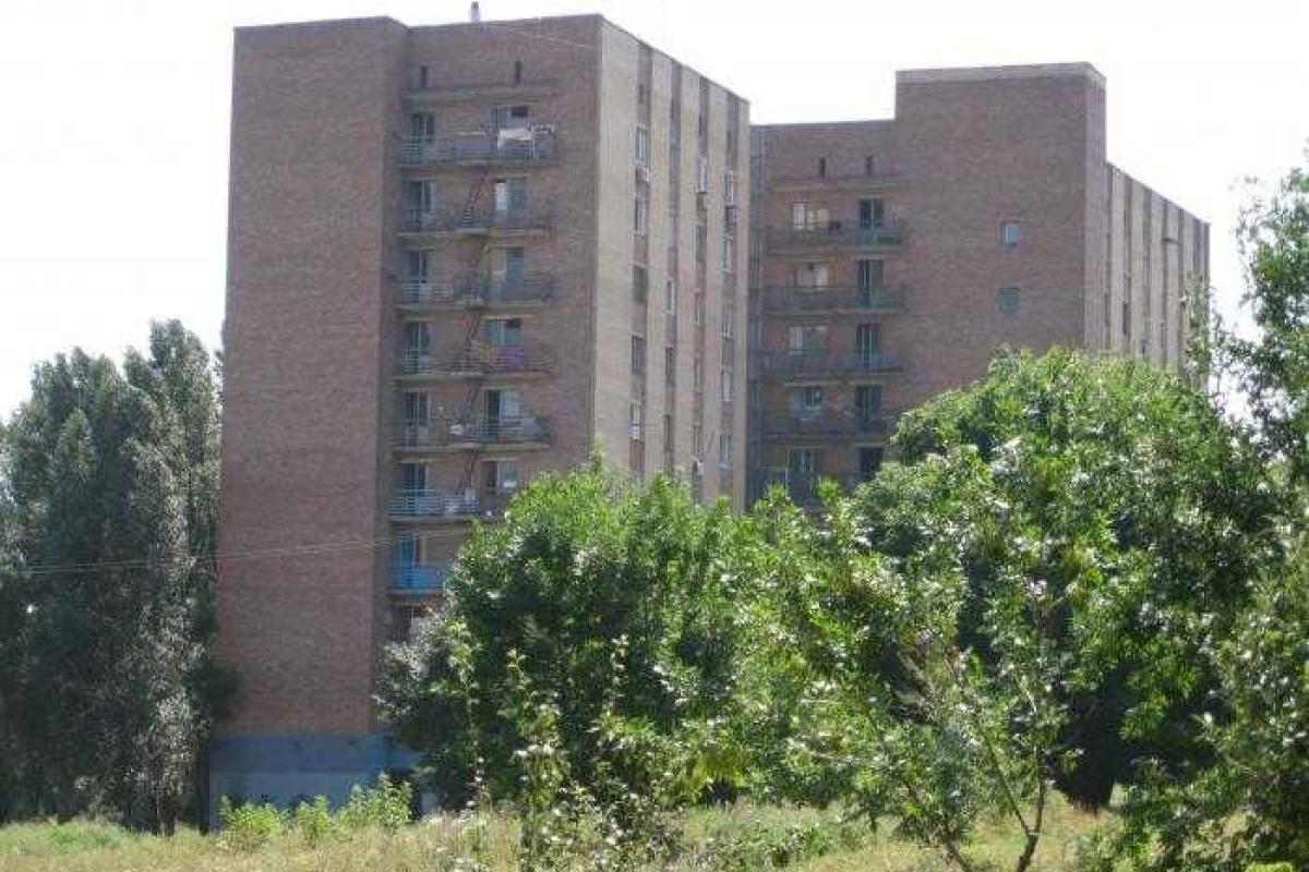 В Донецке под обстрел попал многоквартирный жилой дом В Донецке под обстрел попал многоквартирный жилой дом