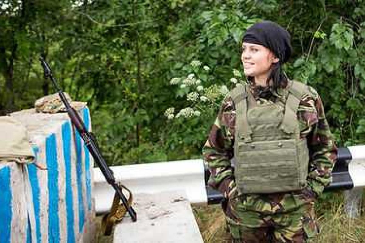 Женщина-боец батальона "Донбасс": под Иловайском нас сдали Женщина-боец батальона "Донбасс": под Иловайском нас сдали