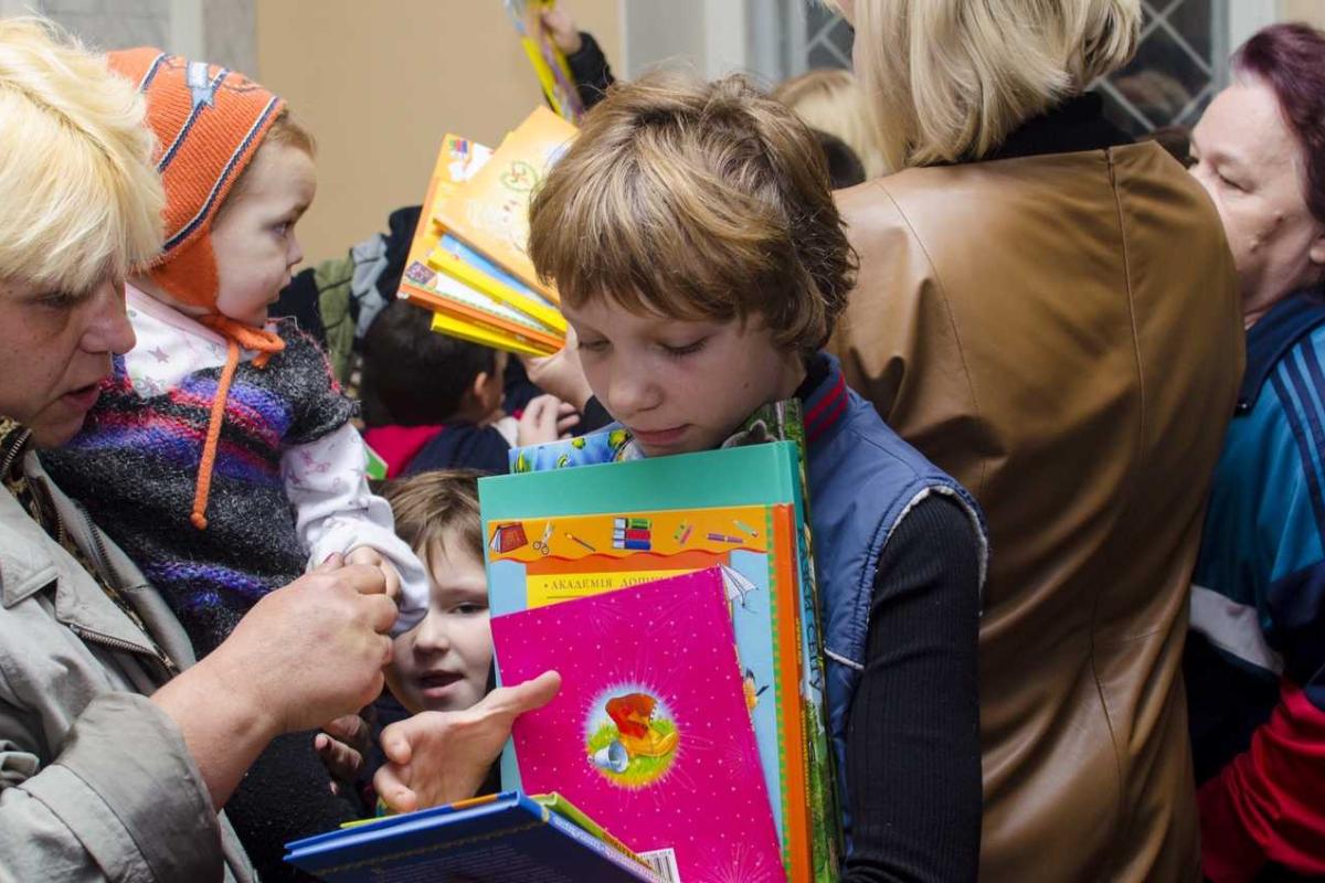 В Украине продолжается акция "Библиотечка для Донбасса" 