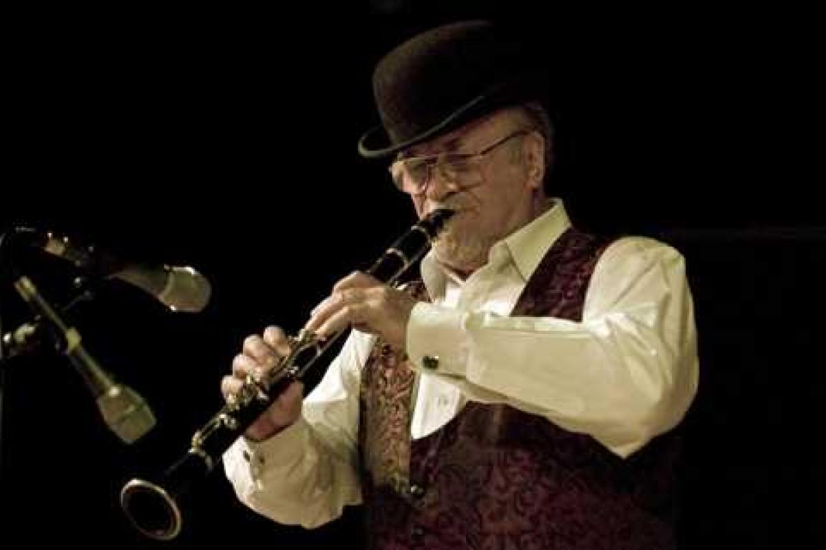 Ушел из жизни величайший джазовый исполнитель Акер Билк Ушел из жизни величайший джазовый исполнитель Акер Билк