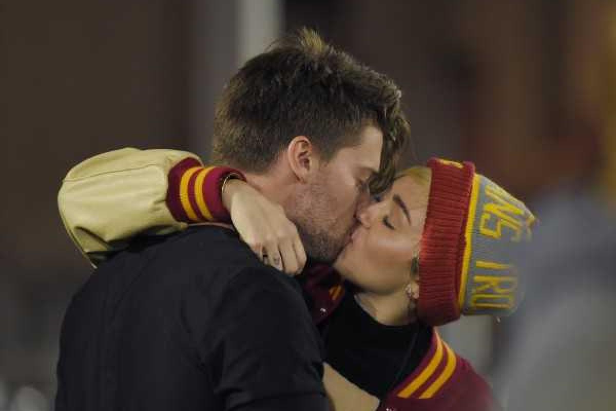 Майли Сайрус и Патрик Шварценеггер не прячутся от камер папарацци Майли Сайрус и Патрик Шварценеггер не прячутся от камер папарацци