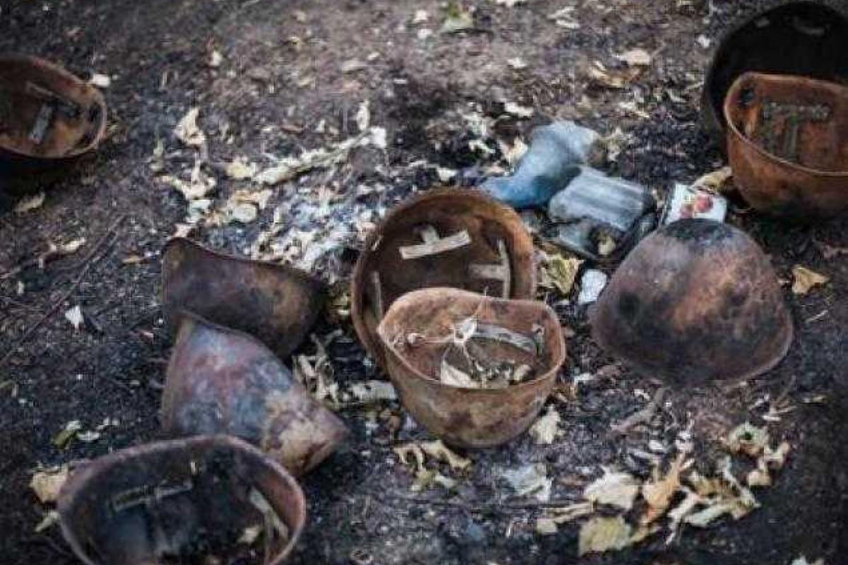 Волонтеры собственными силами разыскивают тела украинских солдат Волонтеры собственными силами разыскивают тела украинских солдат