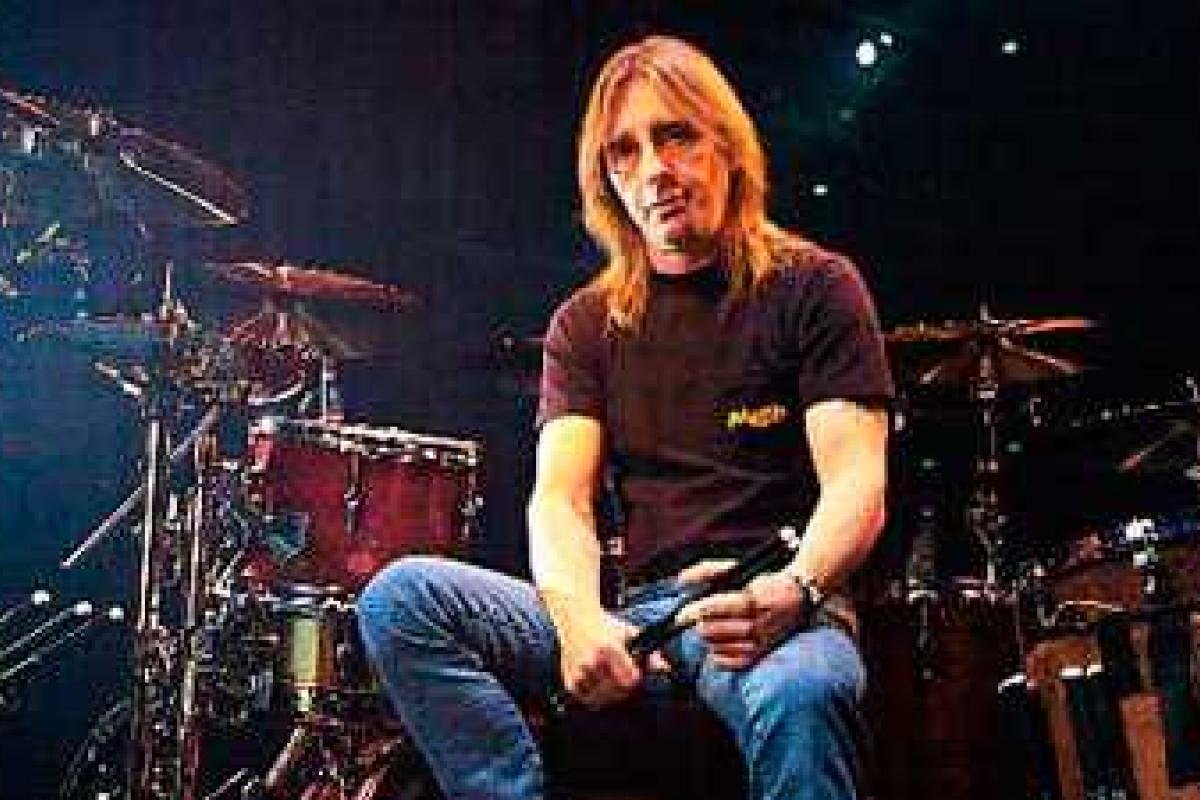 Музыканта рок-группы AC/DC арестовали за угрозу убийством и наркотики