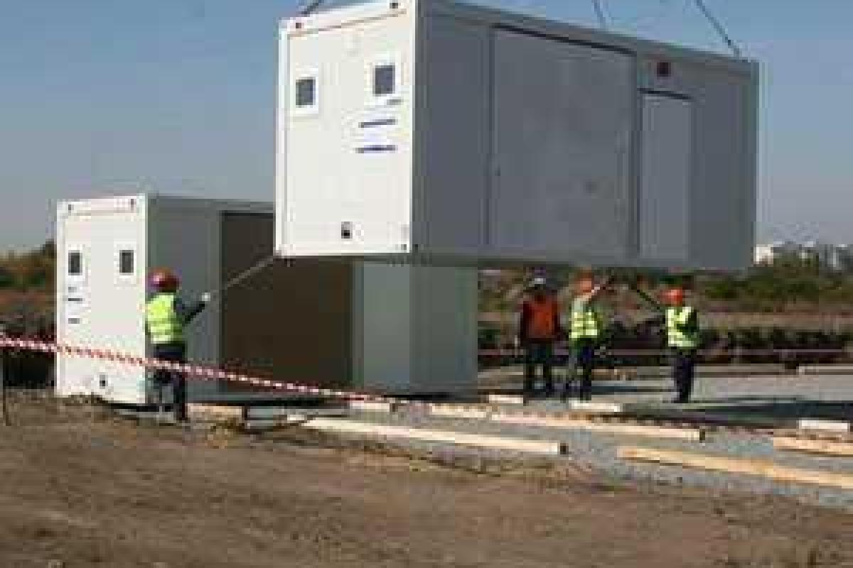 В Украину прибыло 40 грузовиков с жилыми модулями из Германии