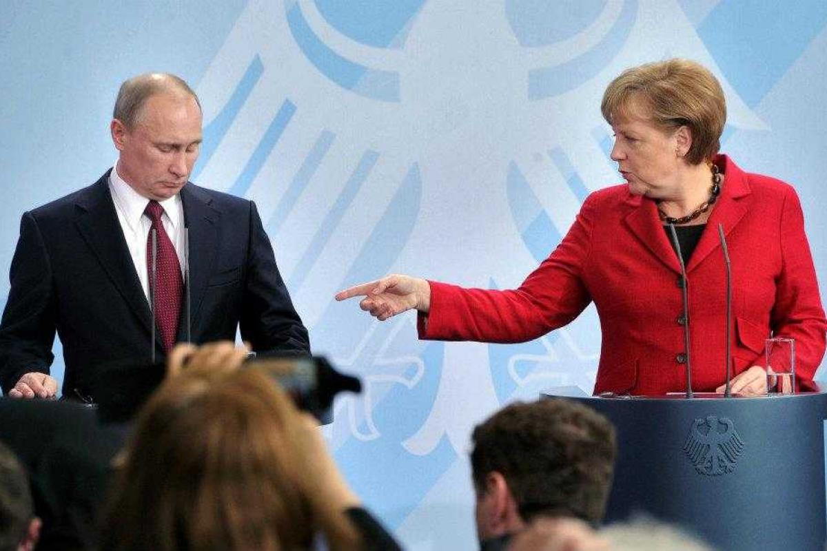 Меркель и Путин более часа с глазу на глаз обсуждали ситуацию на Донбассе